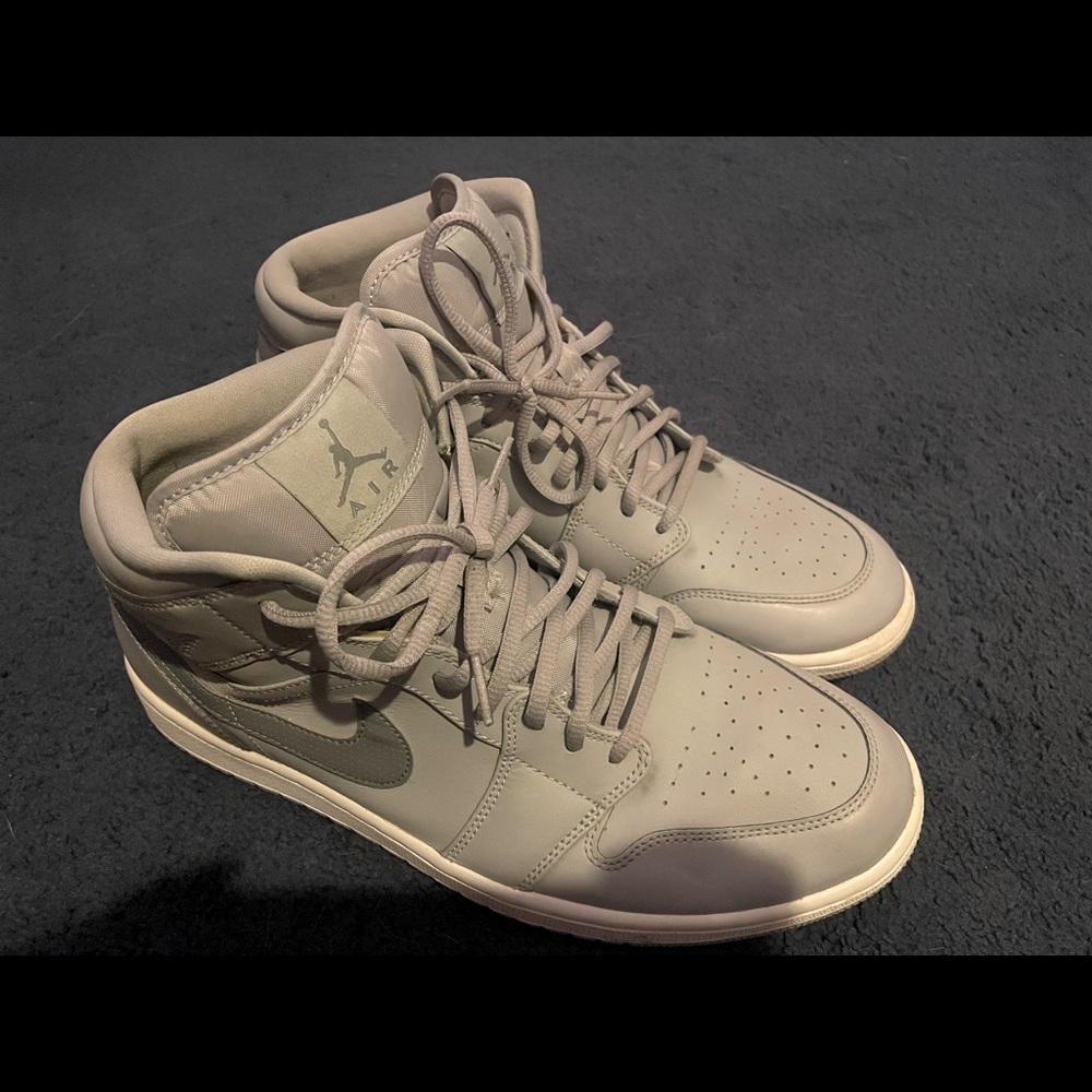Nike Air Jordan 1 Mid Men size 11 basketball shoes/sneakers(Wolf grey/cool grey)